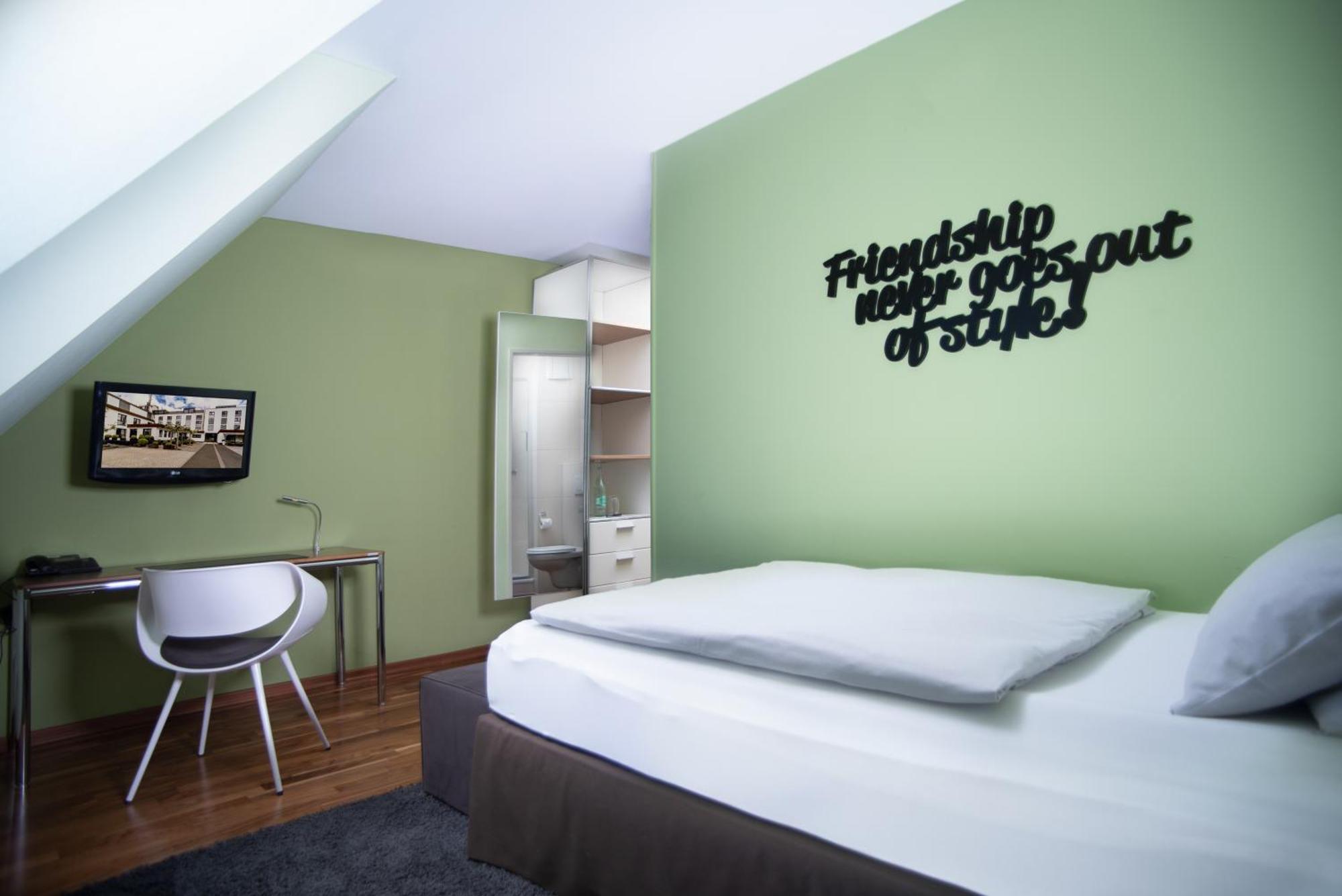Hotel &Repeat Koeln Airport Extérieur photo